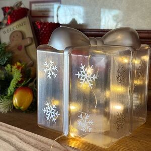 Holiday Light-Up Snowflake Gift Box Decoration - Silver